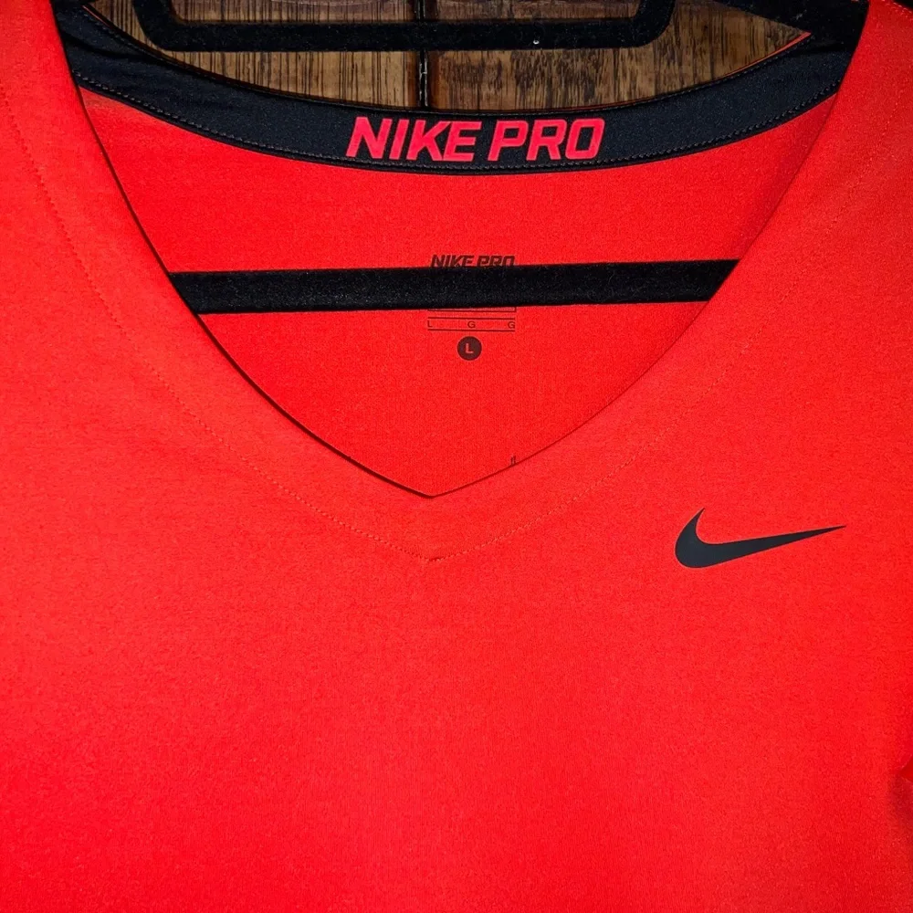 EUC Women’s Nike Pro Dri Fit V-Neck Long-Sleeve Shirt in Red Orange Size Large